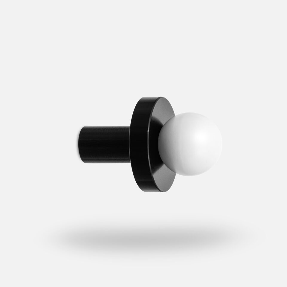 Wieszak z czarnego aluminium POLA BLACK-WHITE