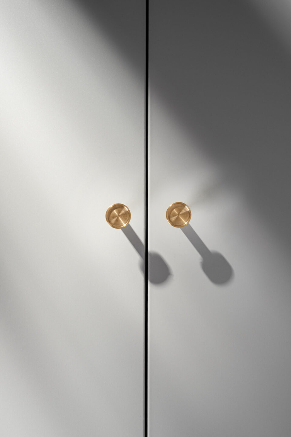 Jasne meble – jakie gałki wybrać