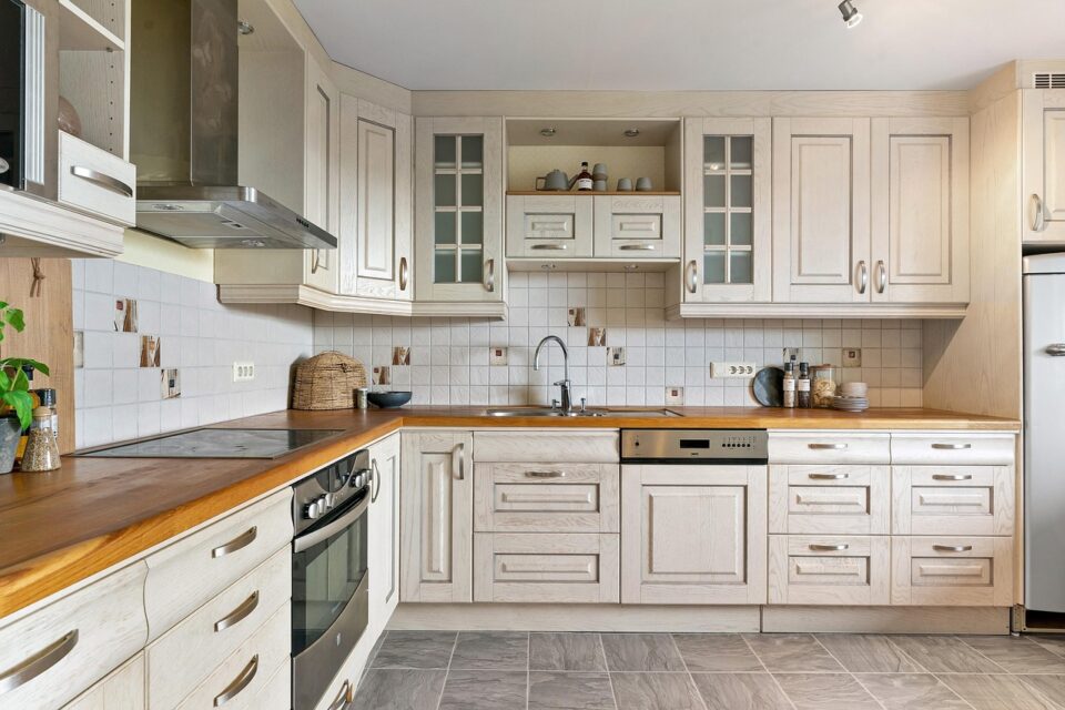 co-miedzy-szafkami-w-bialej-kuchni-praktyczne-i-stylowe-rozwiazania