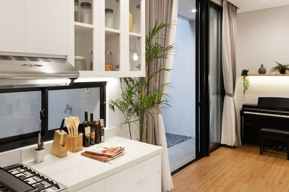 kuchnia-biala-z-drewnem-inspiracje-i-pomysly-na-nowoczesne-wnetrze