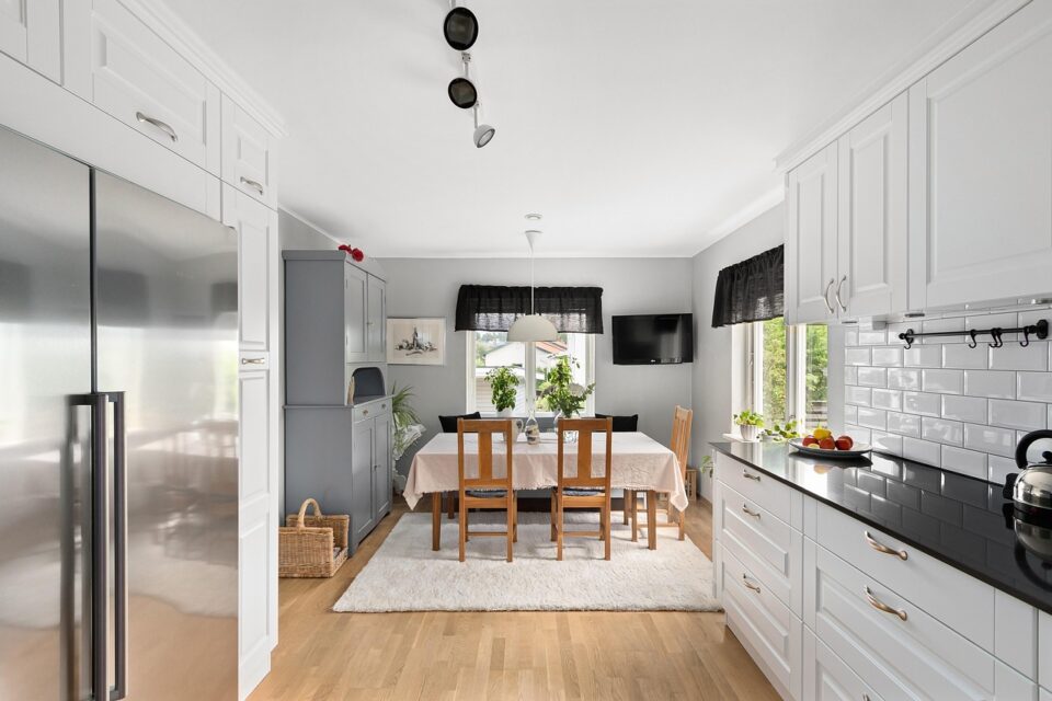 biala-kuchnia-otwarta-na-salon-inspiracje-i-praktyczne-rozwiazania-do-nowoczesnych-wnetrz