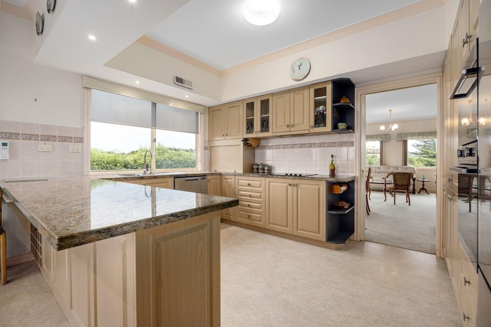 kiedy-warto-montowac-drzwi-do-kuchni-praktyczne-porady-i-najwazniejsze-zalety