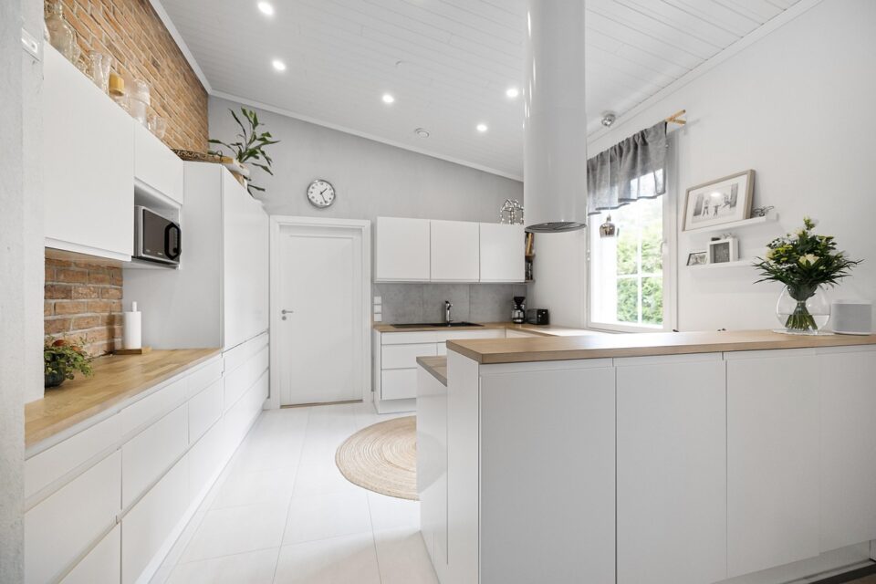 kuchnia-z-wyspa-otwarta-na-salon-inspiracje-aranzacje-i-praktyczne-porady