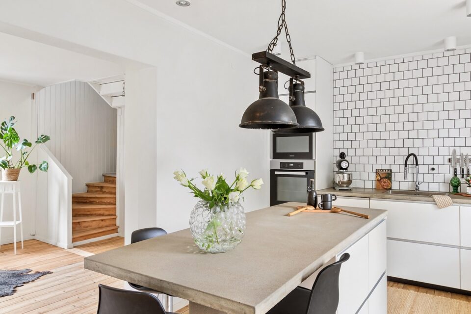 kuchnia-z-wyspa-w-stylu-boho-inspiracje-i-praktyczne-rozwiazania