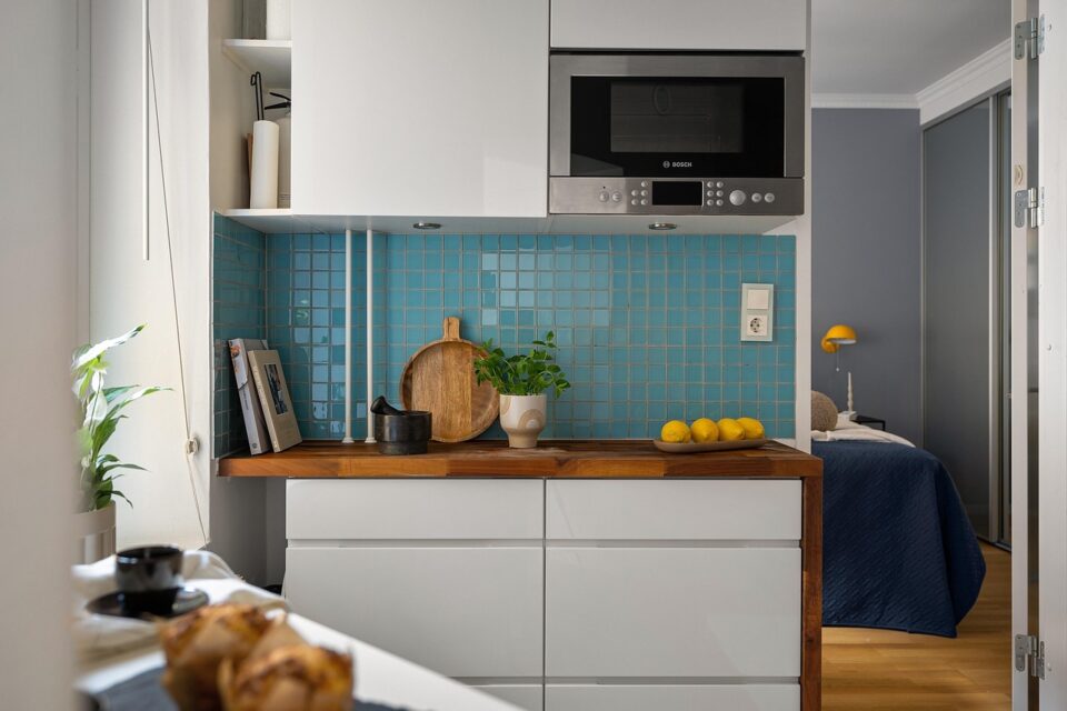 nowoczesna-kuchnia-z-drewnem-inspiracje-i-praktyczne-rozwiazania