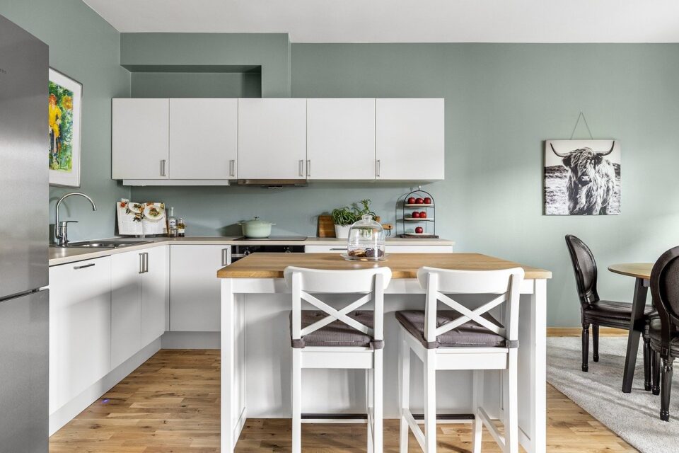 zielona-kuchnia-z-wyspa-inspiracje-2024-modne-aranzacje-i-praktyczne-pomysly