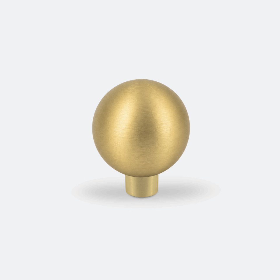 Gałka kulka LUNAR M BRASS – szczotkowana gałka mosiężna 30 mm do mebli kuchennych i łazienkowych.
