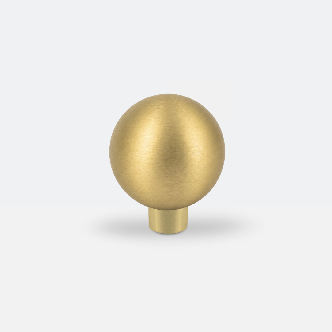 Gałka kulka LUNAR M BRASS – szczotkowana gałka mosiężna 30 mm do mebli kuchennych i łazienkowych.