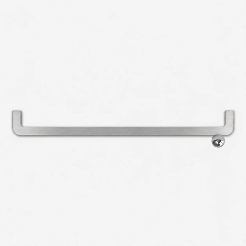 Uchwyt meblowy ISA INOX SILVER DOT 320 ze szczotkowanej stali nierdzewnej i chromowaną kulką z boku. Minimalistyczna forma, rozstaw 320 mm.